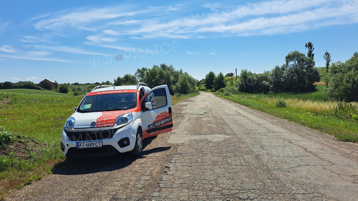 Авто серед поля
