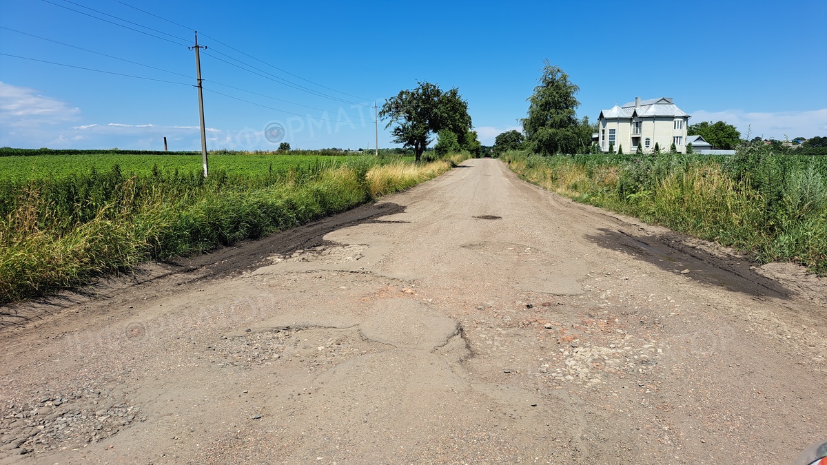 Дорога в селі Топорівці