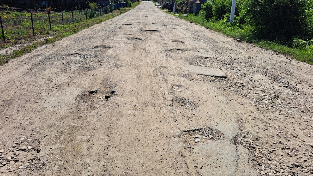 Дорога в селі Топорівці