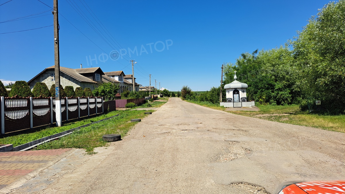 Дорога в селі Топорівці