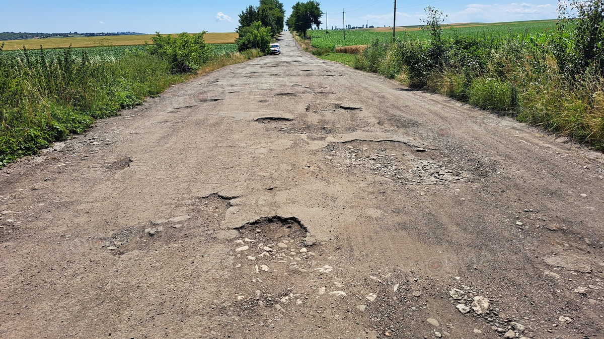 Дорога в селі Топорівці