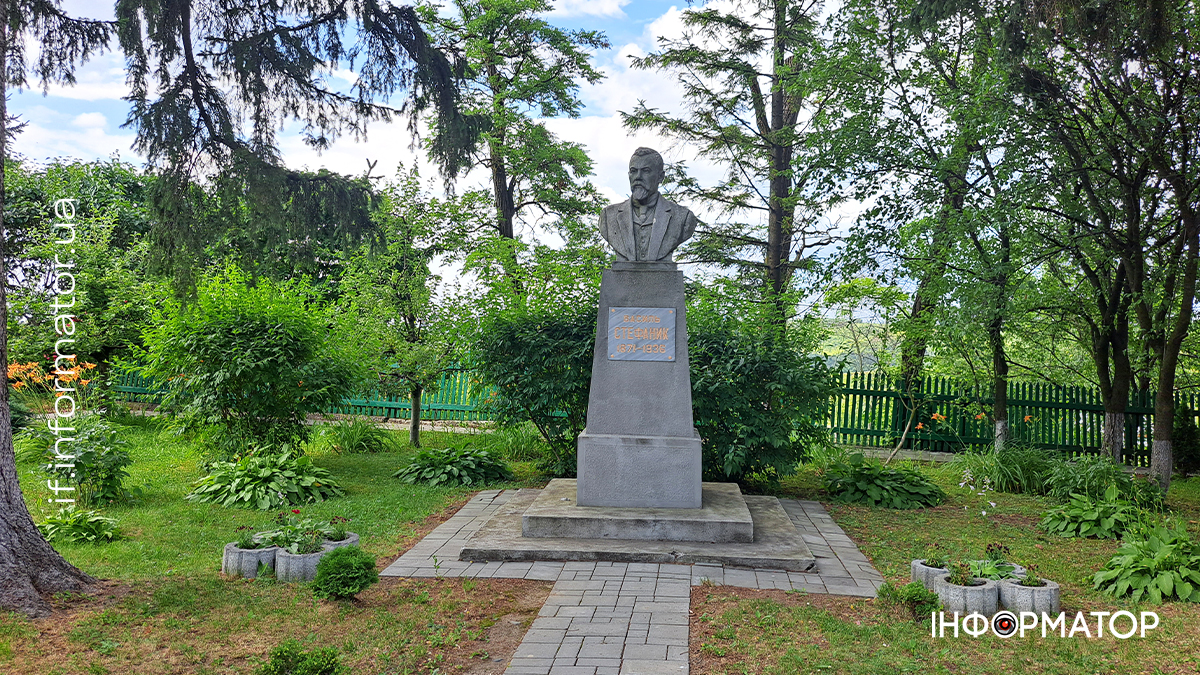памятник Стефанику в селі Русів