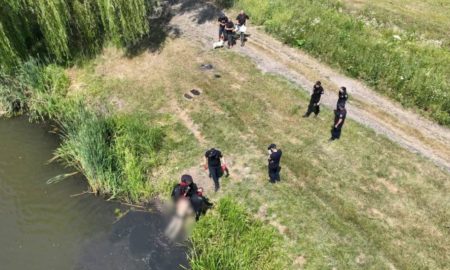 Водолази на березі річки