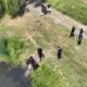 Водолази на березі річки