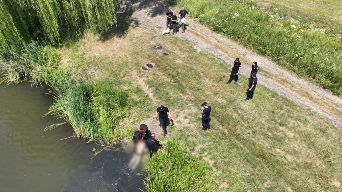 Водолази на березі річки