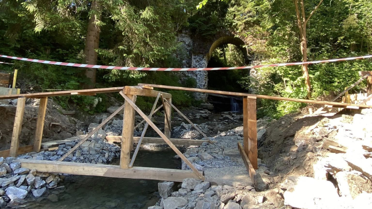 У Ворохті ремонтують міст до вузькоколійного віадуку