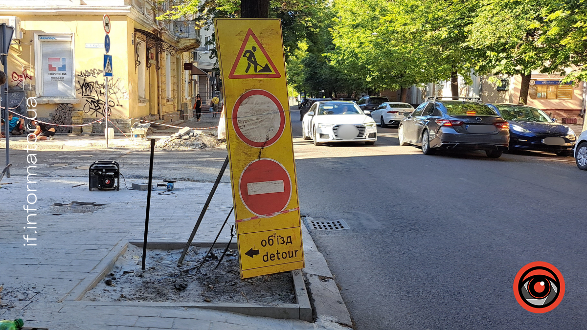 В Івано-Франківську на перехресті вулиць Грушевського та Курбаса облаштовують елементи доступності та відновлюють покриття тротуару