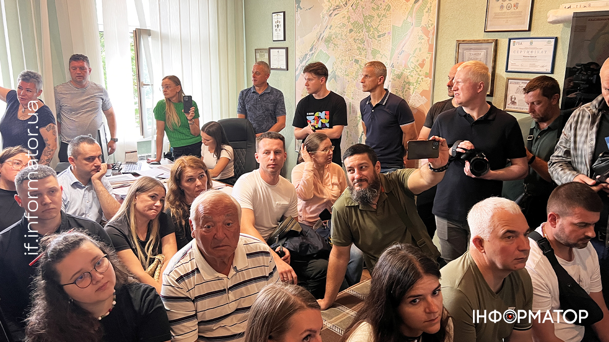Люди на громадському слуханні