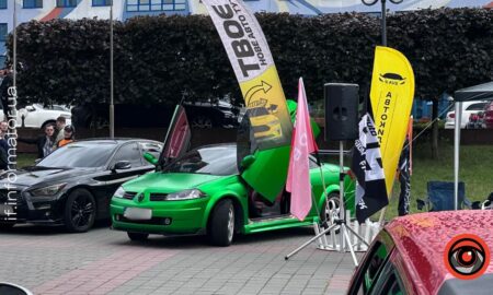 Спорткари та ретро автомобілі: в центрі Франківська «пролунала» гучна виставка