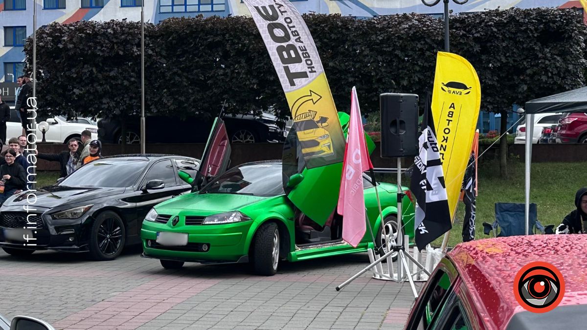 Спорткари та ретро автомобілі: в центрі Франківська «пролунала» гучна виставка