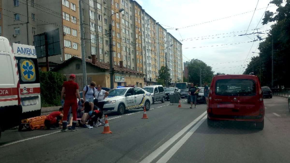 31 серпня на перехресті вулиць Галицька та Тролейбусна в Івано-Франківську сталася дорожньо-транспортна пригода. Внаслідок аварії постраждала дівчина