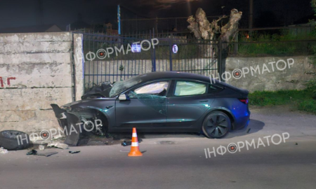 В Івано-Франківську Tesla врізалася у паркан