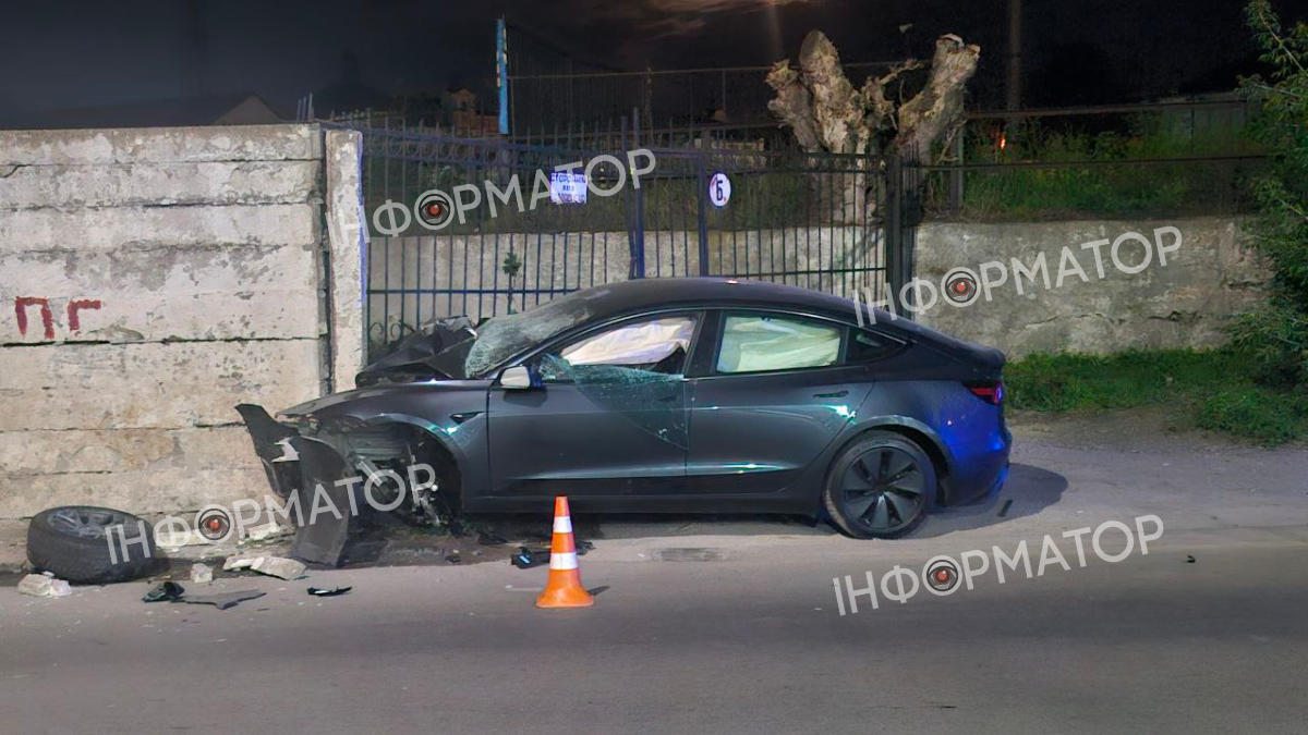 В Івано-Франківську Tesla врізалася у паркан