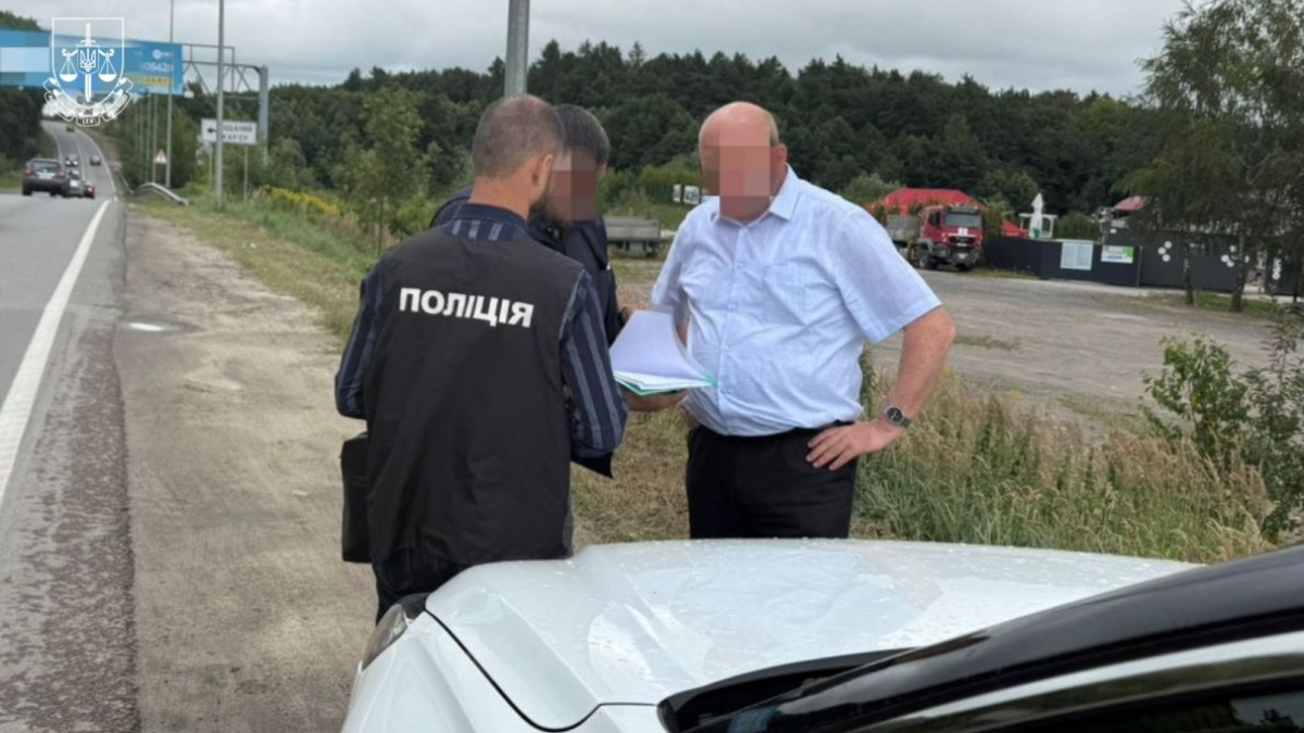 Голова та депутат Верховинської та селищної ради вимагали неправомірну вигоду від підприємця за укладання договору оренди земельної ділянки для ведення господарської діяльності та дозвіл на встановлення на ній тимчасової споруди — невеликого магазину