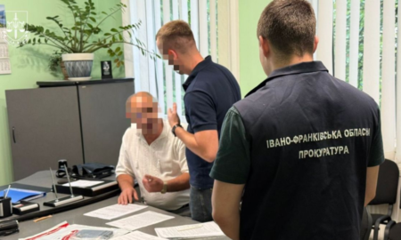Голова та депутат Верховинської та селищної ради вимагали неправомірну вигоду від підприємця за укладання договору оренди земельної ділянки для ведення господарської діяльності та дозвіл на встановлення на ній тимчасової споруди — невеликого магазину