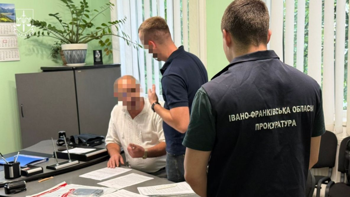 Голова та депутат Верховинської та селищної ради вимагали неправомірну вигоду від підприємця за укладання договору оренди земельної ділянки для ведення господарської діяльності та дозвіл на встановлення на ній тимчасової споруди — невеликого магазину