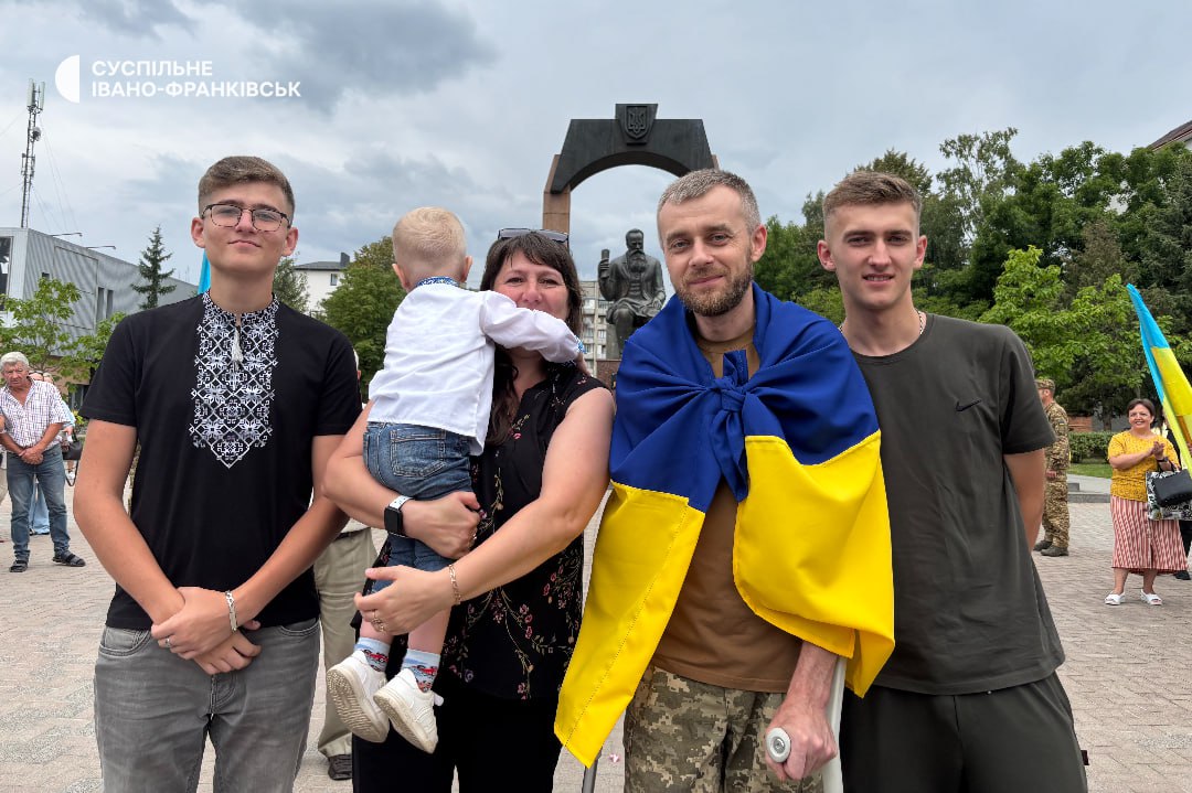 Зустріли з полону Романа Теренчина. Джерело фото - Суспільне Івано-Франівськ