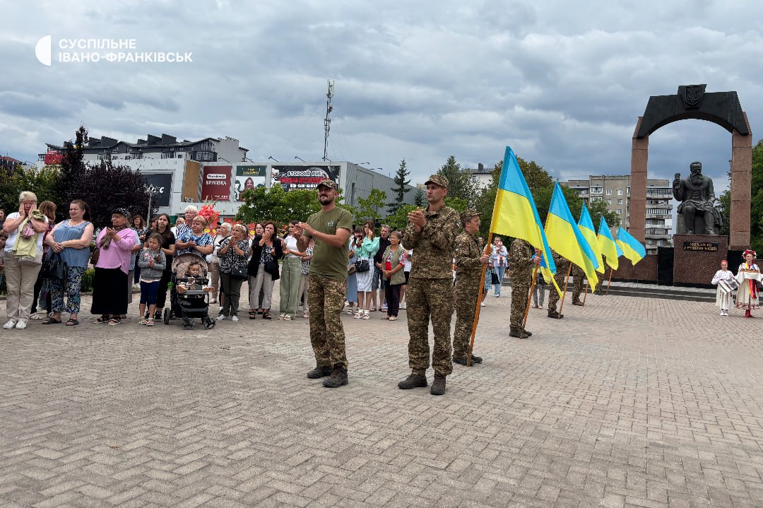 Зустріли з полону Романа Теренчина. Джерело фото - Суспільне Івано-Франківськ