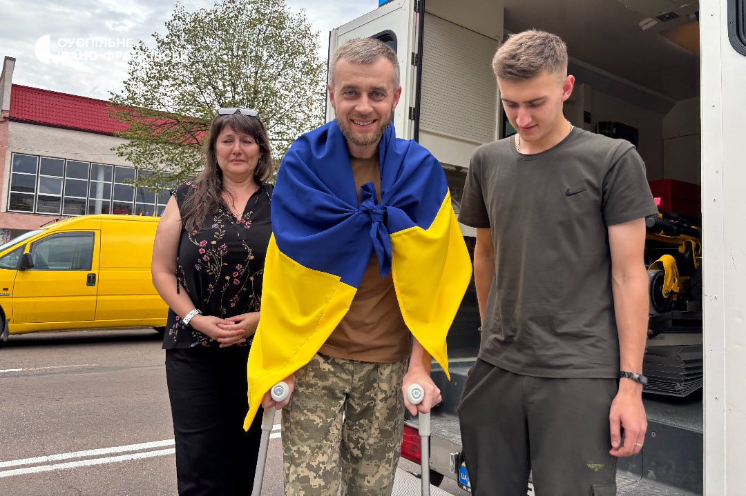 Зустріли з полону Романа Теренчина. Джерело фото - Суспільне Івано-Франківськ