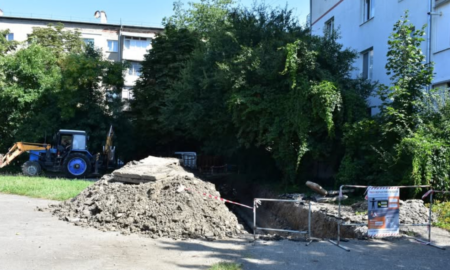 В Івано-Франківську на вулиці Сорохтея, поблизу спортивного майданчика закладу освіти, виконують роботи з ремонту ділянки магістральної тепломережі
