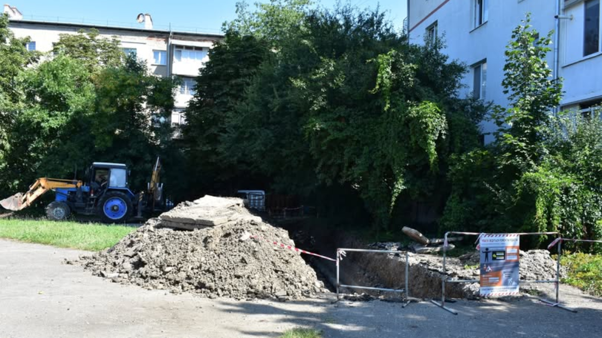 В Івано-Франківську на вулиці Сорохтея, поблизу спортивного майданчика закладу освіти, виконують роботи з ремонту ділянки магістральної тепломережі