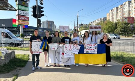 День пам'яті захисників та захисниць: у Франківську відбулася акція-нагадування