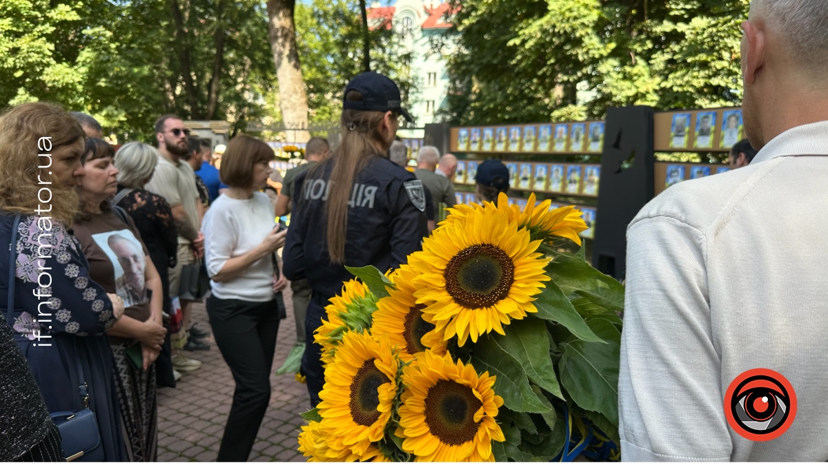 «Дзвін пам'яті» у Меморіальному сквері
