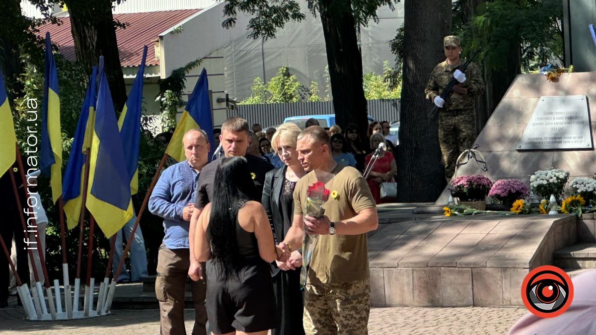 «Дзвін пам'яті» у Меморіальному сквері
