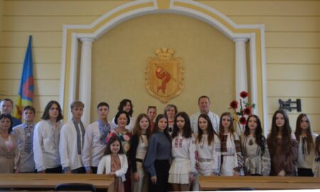 В Надвірнянській громаді кращим випускникам вручили грошові сертифікати
