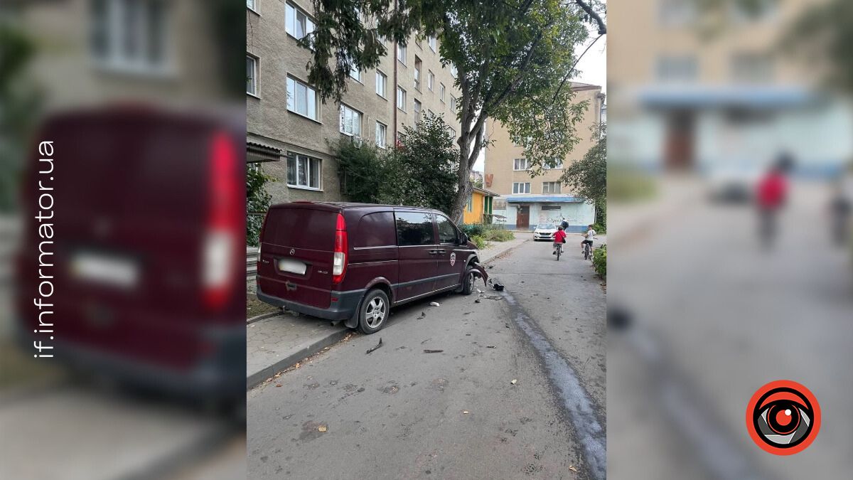 23 вересня в Івано-Франківську нетвереза водійка легковика у стані сп’яніння зіткнулася з двома припаркованими авто, після чого врізалася у бетонну конструкцію
