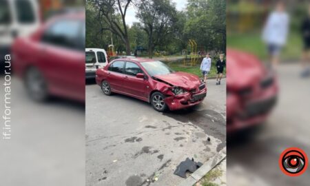 23 вересня в Івано-Франківську нетвереза водійка легковика у стані сп’яніння зіткнулася з двома припаркованими авто, після чого врізалася у бетонну конструкцію