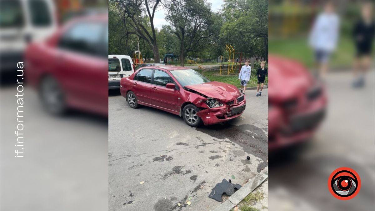 23 вересня в Івано-Франківську нетвереза водійка легковика у стані сп’яніння зіткнулася з двома припаркованими авто, після чого врізалася у бетонну конструкцію
