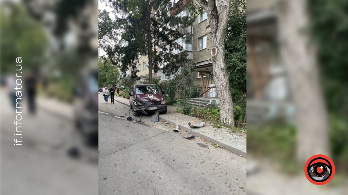 23 вересня в Івано-Франківську нетвереза водійка легковика у стані сп’яніння зіткнулася з двома припаркованими авто, після чого врізалася у бетонну конструкцію