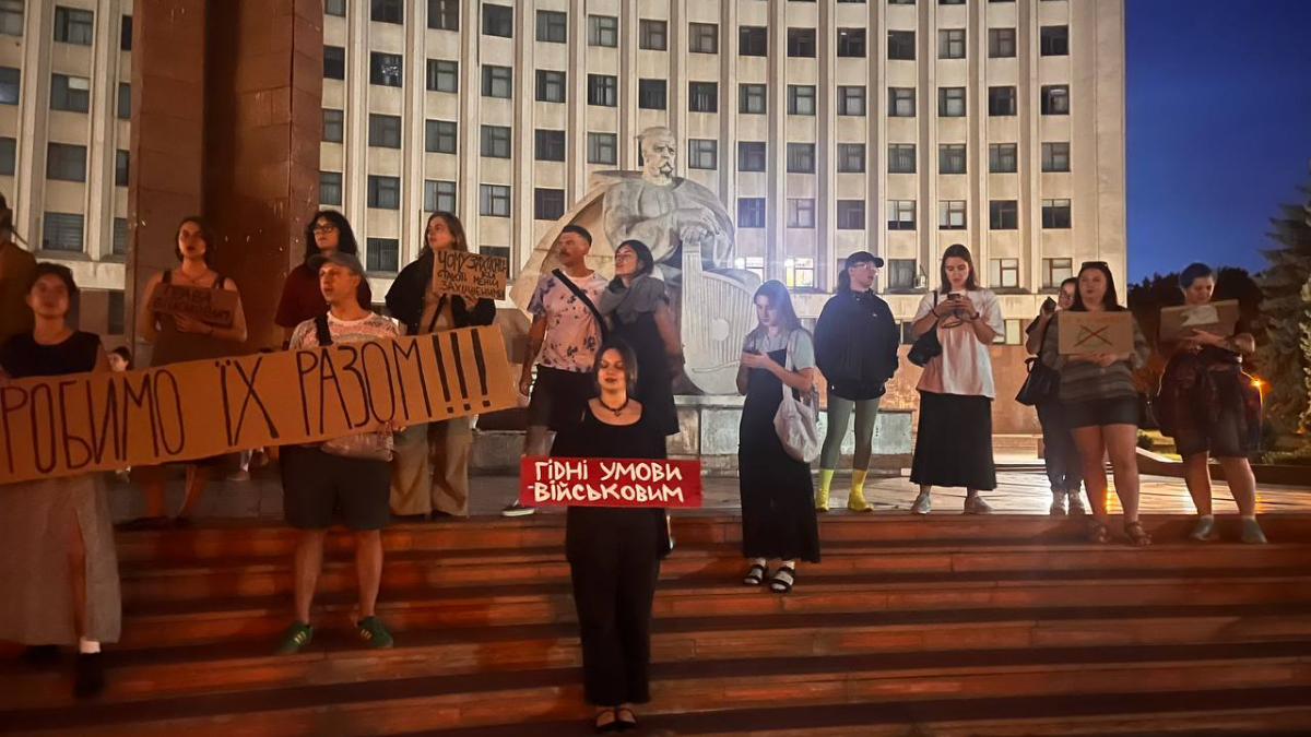 У п’ятницю ввечері, 5 вересня, в Івано-Франківську відбулася акція протесту проти законопроєкту, що посилює покарання для військовослужбовців за самовільне залишення частини
