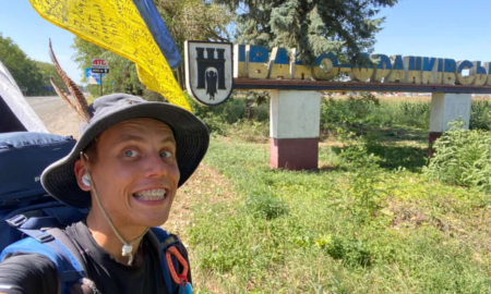 Як 23-річний Артем Єрохін збирає кошти для військових, мандруючи Україною
