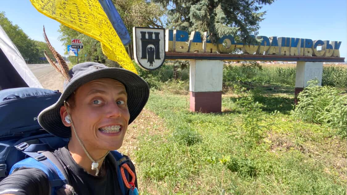 Як 23-річний Артем Єрохін збирає кошти для військових, мандруючи Україною