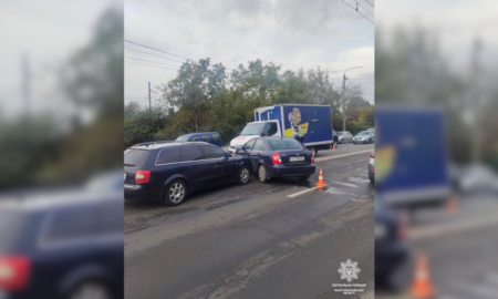 9 вересня на вулиці Тисменицькій в Івано-Франківську сталася дорожньо-транспортна пригода за участю трьох автомобілів