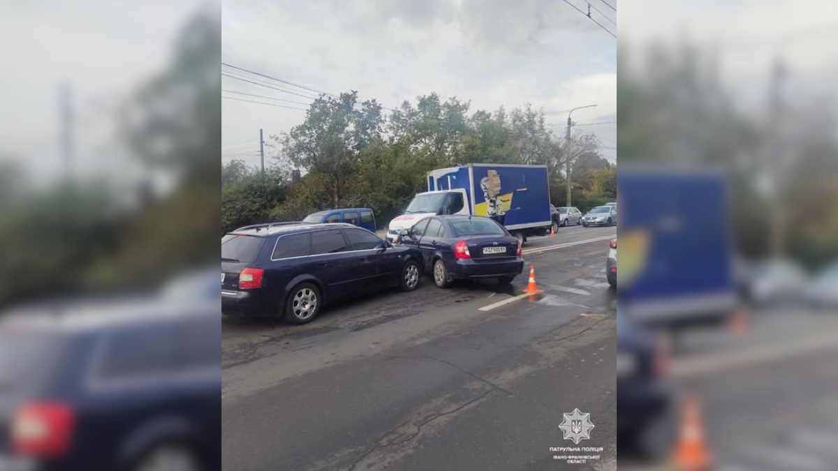 9 вересня на вулиці Тисменицькій в Івано-Франківську сталася дорожньо-транспортна пригода за участю трьох автомобілів