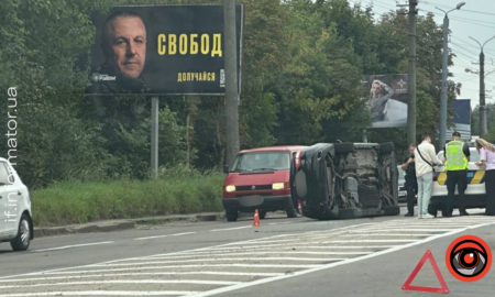 1 вересня на вулиці Івасюка в Івано-Франківську сталася дорожньо-транспортна пригода, внаслідок якої один із легковиків перекинувся