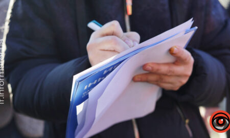 В Івано-Франківську створили електронну петицію з вимогою заборонити будівництво дороги, яка має з’єднати вулицю Гурика з вулицею Ленкавського, у зеленій зоні між житловими будинками та озером