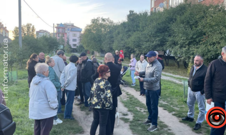 25 вересня в Івано-Франківську відбулися громадські слухання щодо будівництва дороги, яка має з’єднати вулиці Гурика та Ленкавського через зелену зону між житловими будинками та озером
