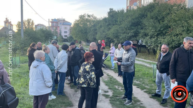 25 вересня в Івано-Франківську відбулися громадські слухання щодо будівництва дороги, яка має з’єднати вулиці Гурика та Ленкавського через зелену зону між житловими будинками та озером