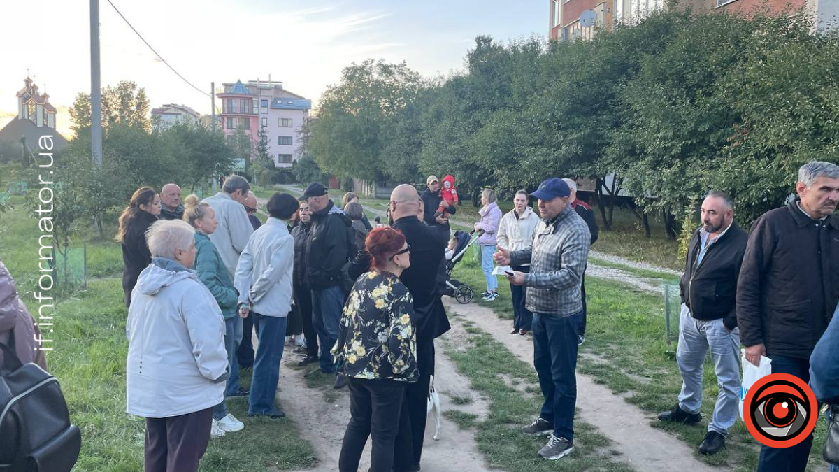 25 вересня в Івано-Франківську відбулися громадські слухання щодо будівництва дороги, яка має з’єднати вулиці Гурика та Ленкавського через зелену зону між житловими будинками та озером