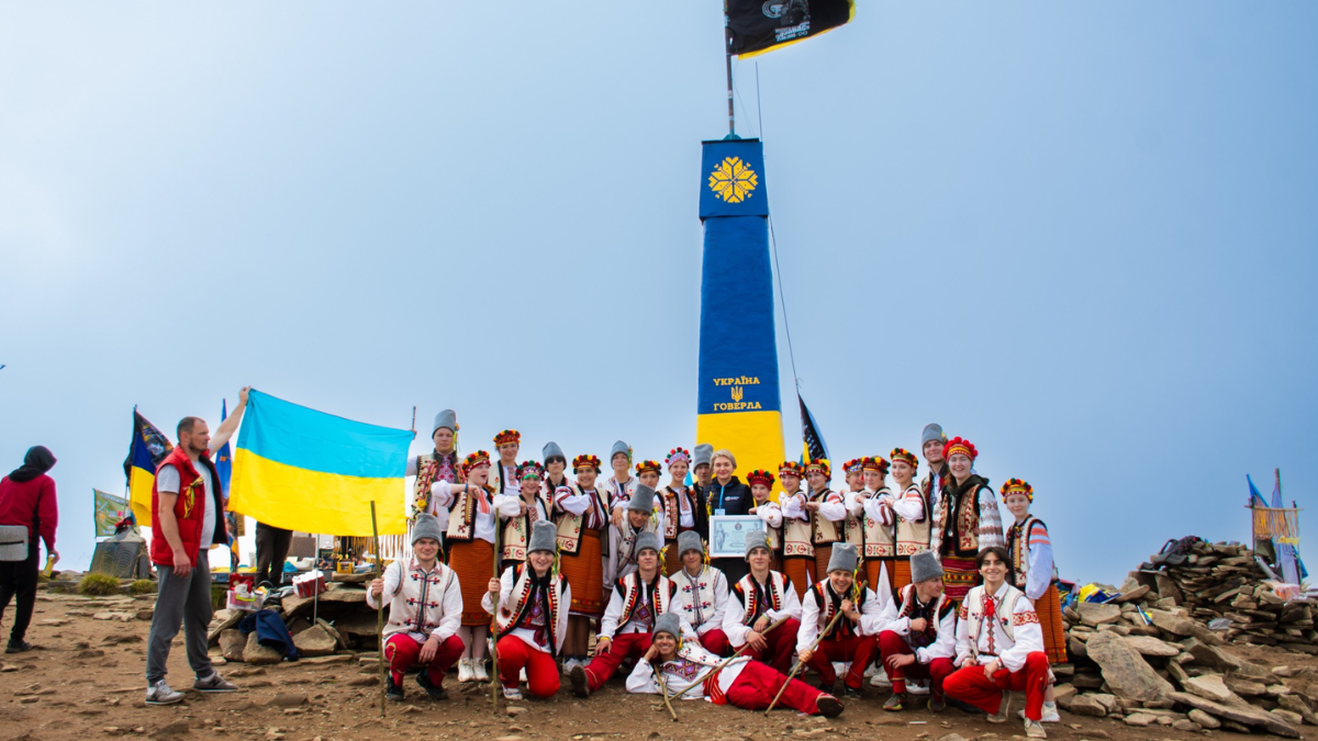 На вершині Говерли презентували танцювально-театральну композицію «Гуцульська ватриця» та встановили новий рекорд України