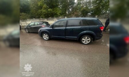 Нетверезий франківець врізався у запаркований автомобіль