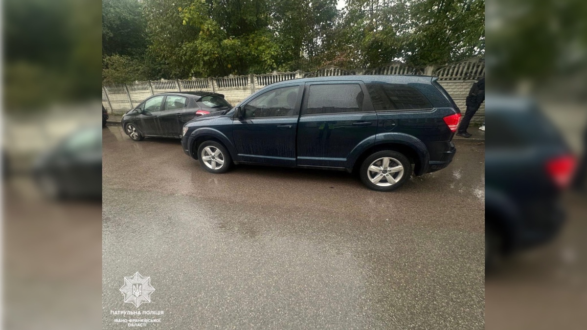 Нетверезий франківець врізався у запаркований автомобіль