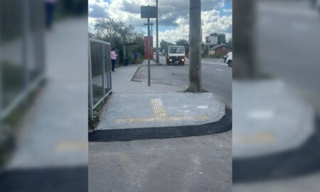 У мікрорайоні Опришівці облаштовують доступну зупинку та бордюри