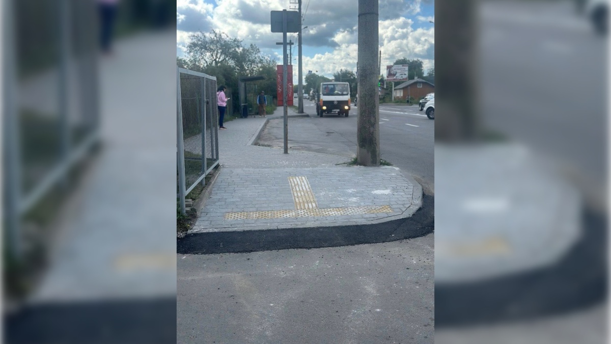 У мікрорайоні Опришівці облаштовують доступну зупинку та бордюри