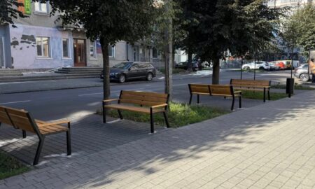 У Франківську на вулиці Бельведерській встановили лавки