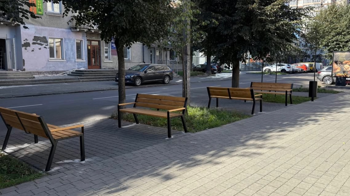 У Франківську на вулиці Бельведерській встановили лавки